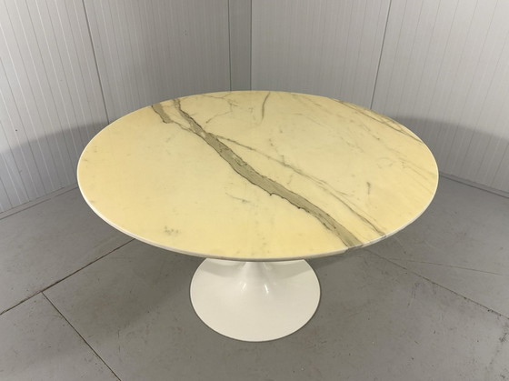 Image 1 of Table de salle à manger ronde en marbre avec pied en tulipe 1960's