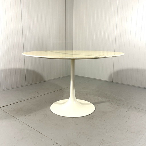 Table de salle à manger ronde en marbre avec pied en tulipe 1960's