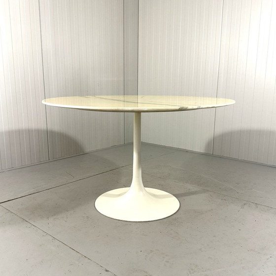 Image 1 of Table de salle à manger ronde en marbre avec pied en tulipe 1960's