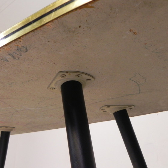 Image 1 of Table basse vintage avec plateau en verre et pieds angulaires, années 1950