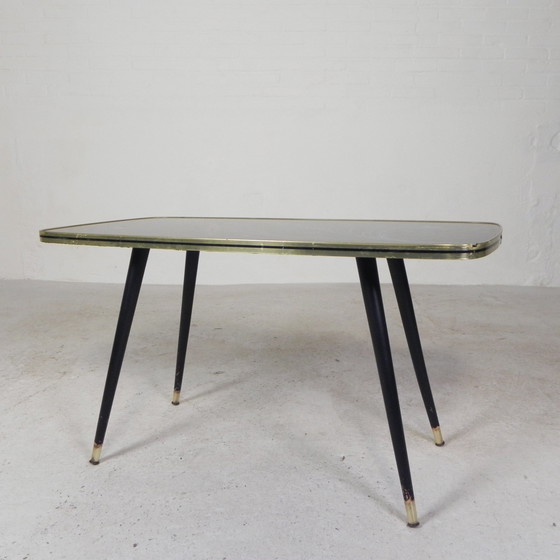 Image 1 of Table basse vintage avec plateau en verre et pieds angulaires, années 1950