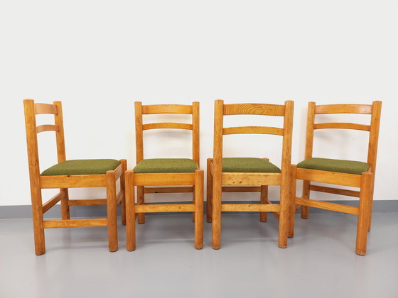 Image 1 of Suite De 4 Chaises Vintage En Pin Et Tissu Bouclette Vert Kaki Des Années 70
