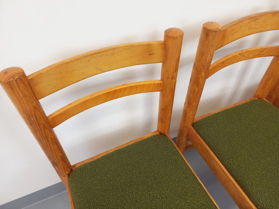 Image 1 of Suite De 4 Chaises Vintage En Pin Et Tissu Bouclette Vert Kaki Des Années 70
