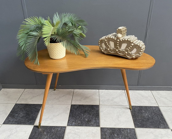 Image 1 of Table en bois en forme de rein 1960S