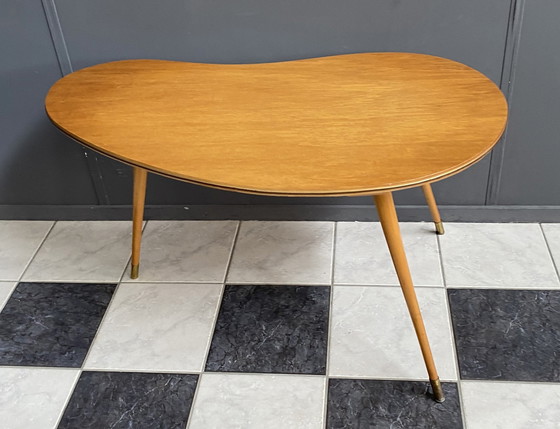 Image 1 of Table en bois en forme de rein 1960S