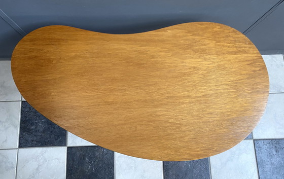 Image 1 of Table en bois en forme de rein 1960S