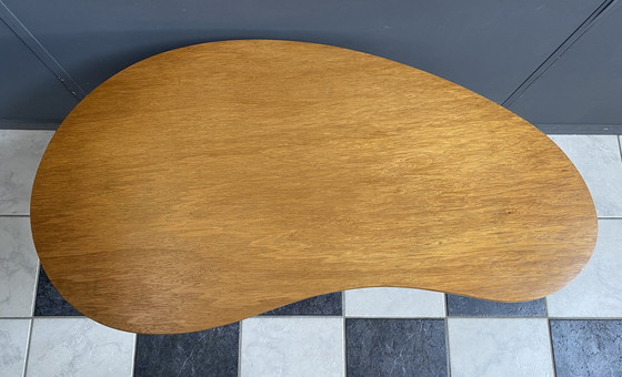 Image 1 of Table en bois en forme de rein 1960S