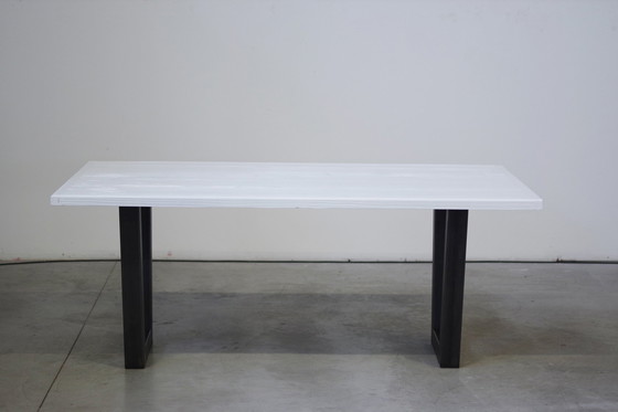 Image 1 of Table artisanale en sapin brossé laqué blanc avec pieds en fer, 2020