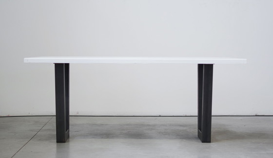Image 1 of Table artisanale en sapin brossé laqué blanc avec pieds en fer, 2020