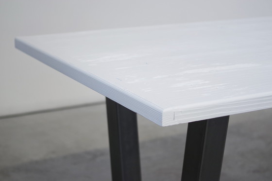 Image 1 of Table artisanale en sapin brossé laqué blanc avec pieds en fer, 2020