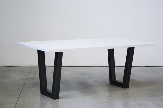 Image 1 of Table artisanale en sapin brossé laqué blanc avec pieds en fer, 2020