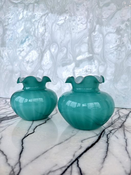 Vases à fleurs en verre turquoise