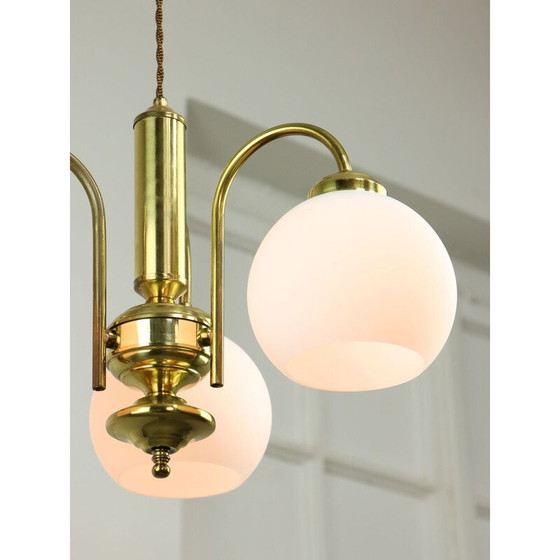 Image 1 of Lustre vintage en laiton et verre opalin, Italie