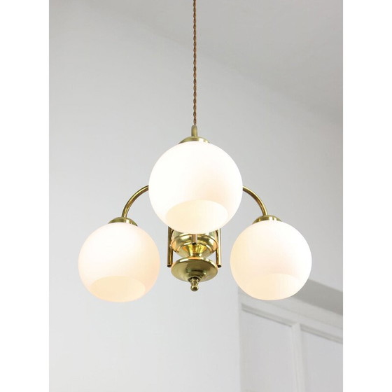 Image 1 of Lustre vintage en laiton et verre opalin, Italie