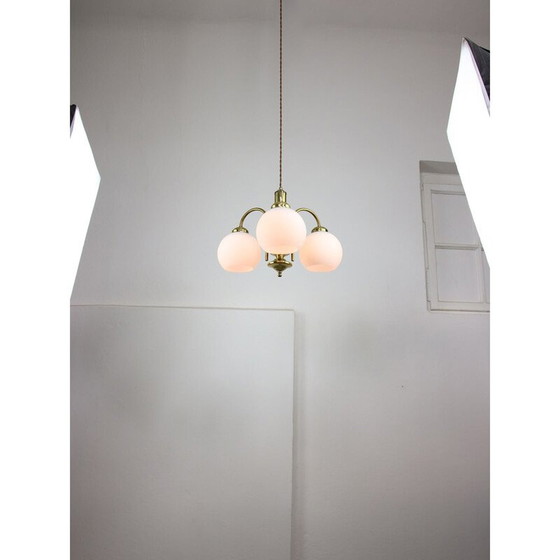 Image 1 of Lustre vintage en laiton et verre opalin, Italie