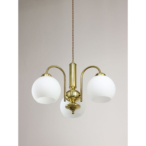 Image 1 of Lustre vintage en laiton et verre opalin, Italie