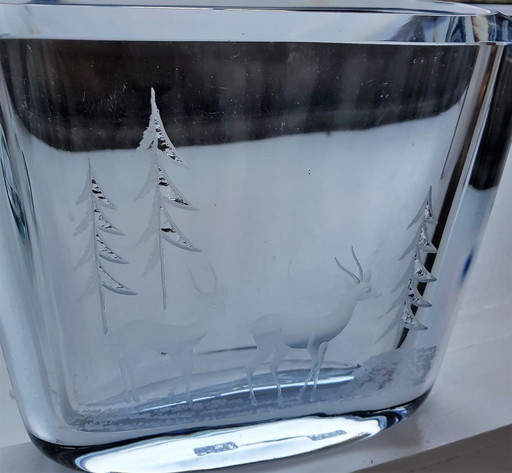 Vase suédois en verre bleu glacier avec motif forestier gravé