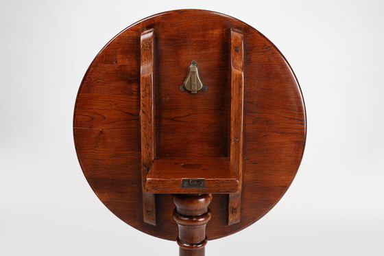 Image 1 of Petite table ronde à plateau basculant en chêne massif, Royaume-Uni, 20e siècle