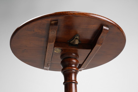 Image 1 of Petite table ronde à plateau basculant en chêne massif, Royaume-Uni, 20e siècle