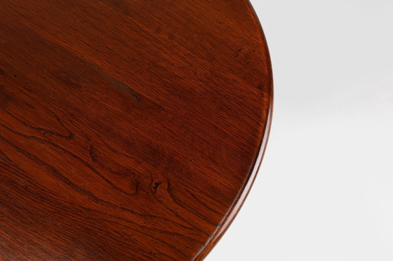 Image 1 of Petite table ronde à plateau basculant en chêne massif, Royaume-Uni, 20e siècle