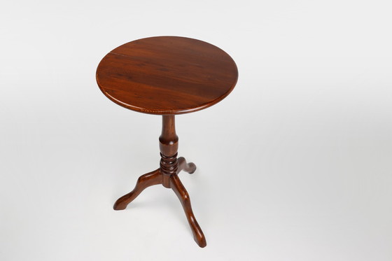 Image 1 of Petite table ronde à plateau basculant en chêne massif, Royaume-Uni, 20e siècle