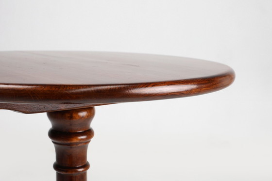 Image 1 of Petite table ronde à plateau basculant en chêne massif, Royaume-Uni, 20e siècle
