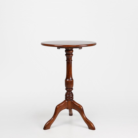 Image 1 of Petite table ronde à plateau basculant en chêne massif, Royaume-Uni, 20e siècle