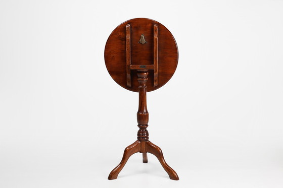 Image 1 of Petite table ronde à plateau basculant en chêne massif, Royaume-Uni, 20e siècle