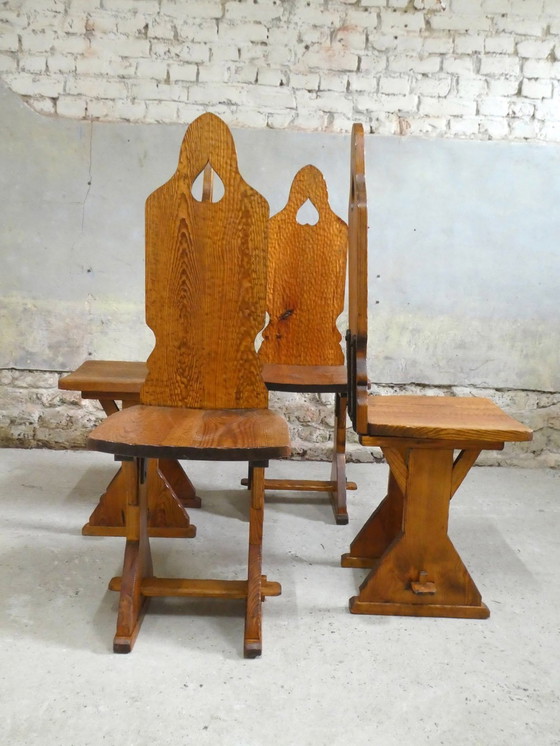 Image 1 of Série De 9 Chaises En Pin Travaillé À La Gouge, 1970