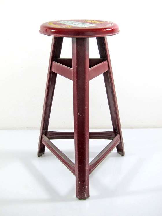 Image 1 of Mascotte Tabouret en métal émaillé rouge des années 50