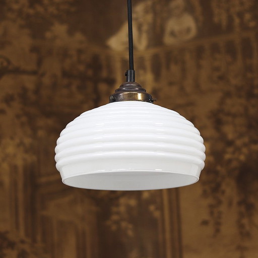 Lampe suspendue en opaline Art Déco