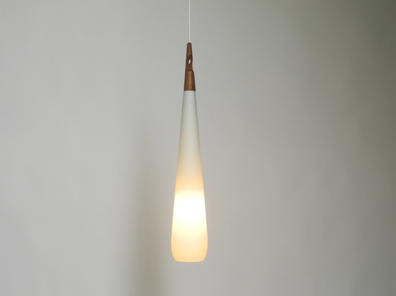 Image 1 of Rare lampe à suspension Uno & Östen Kristiansson en verre opale et teck fabriquée par Luxus Vittsjö, Suède 1957