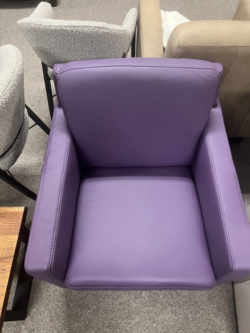 Fauteuil en cuir violet