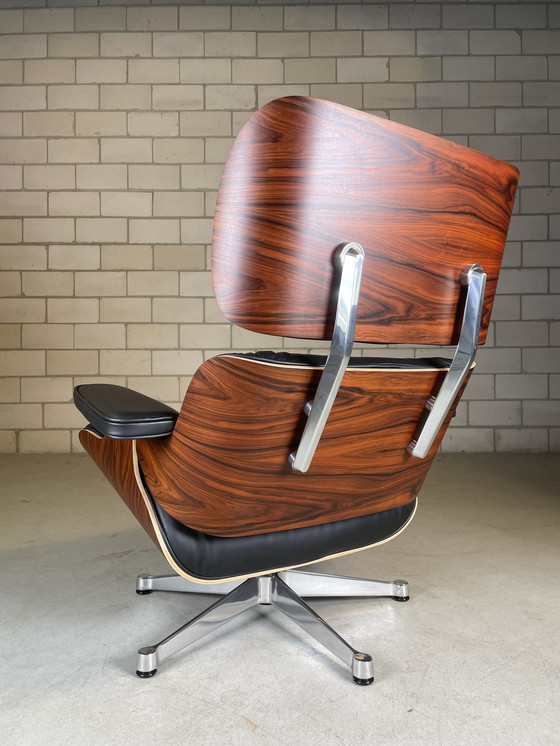 Image 1 of Vitra Eames Lounge Chair + Ottoman Dans l'état de la salle d'exposition