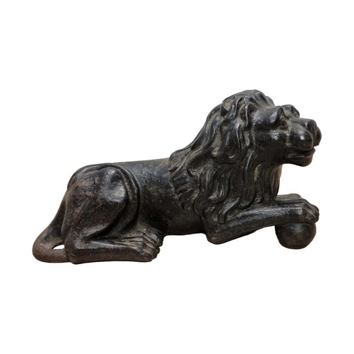 Lion couché en fonte française,