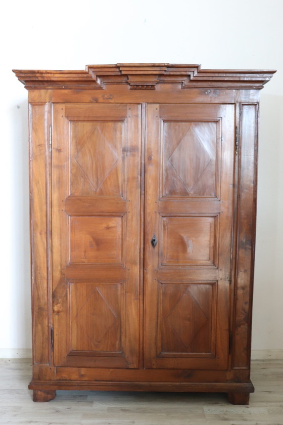 Image 1 of Armoire ancienne en noyer