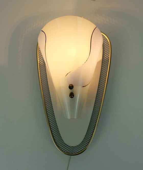 Image 1 of Très belle applique 1950S en métal maillé et laiton avec abat-jour en verre