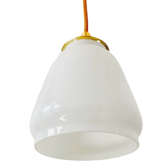 Image 1 of Lampe suspendue vintage en verre de lait doré brillant