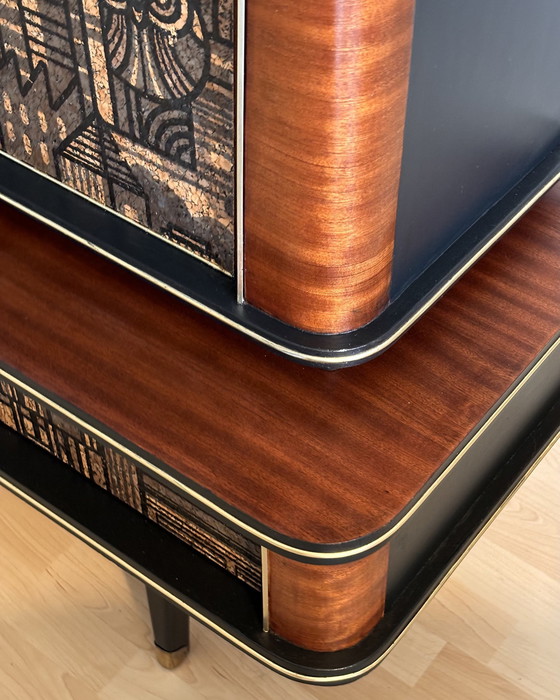 Image 1 of Armoire à boissons Vintage Mid Century Modern avec vitrine et impression en liège 'Hit The North'.