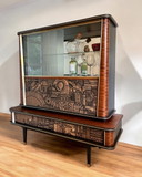 Armoire à boissons Vintage Mid Century Modern avec vitrine et impression en liège 'Hit The North'.