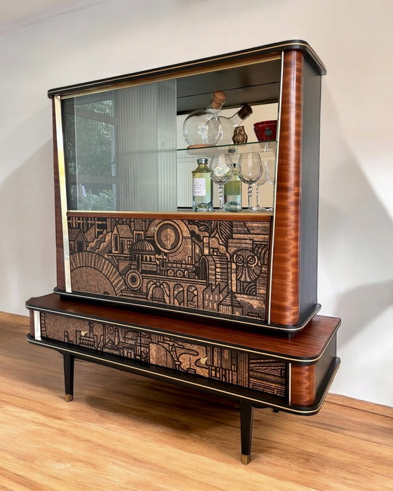 Image 1 of Armoire à boissons Vintage Mid Century Modern avec vitrine et impression en liège 'Hit The North'.