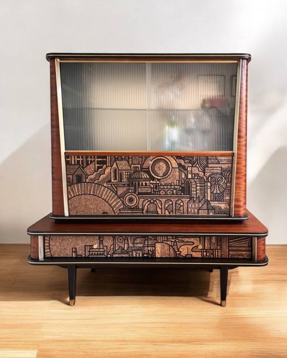 Image 1 of Armoire à boissons Vintage Mid Century Modern avec vitrine et impression en liège 'Hit The North'.