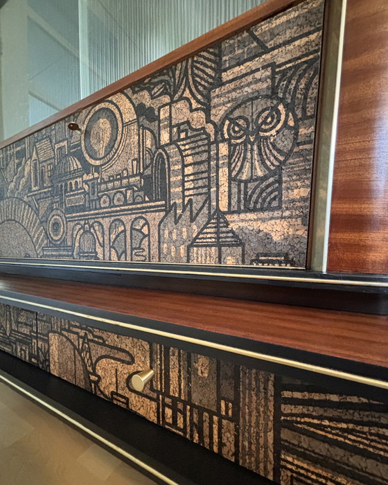 Image 1 of Armoire à boissons Vintage Mid Century Modern avec vitrine et impression en liège 'Hit The North'.