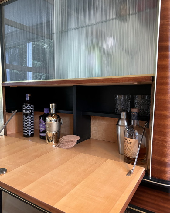 Image 1 of Armoire à boissons Vintage Mid Century Modern avec vitrine et impression en liège 'Hit The North'.