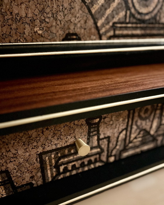 Image 1 of Armoire à boissons Vintage Mid Century Modern avec vitrine et impression en liège 'Hit The North'.