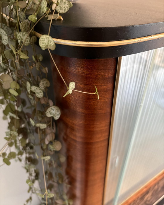 Image 1 of Armoire à boissons Vintage Mid Century Modern avec vitrine et impression en liège 'Hit The North'.