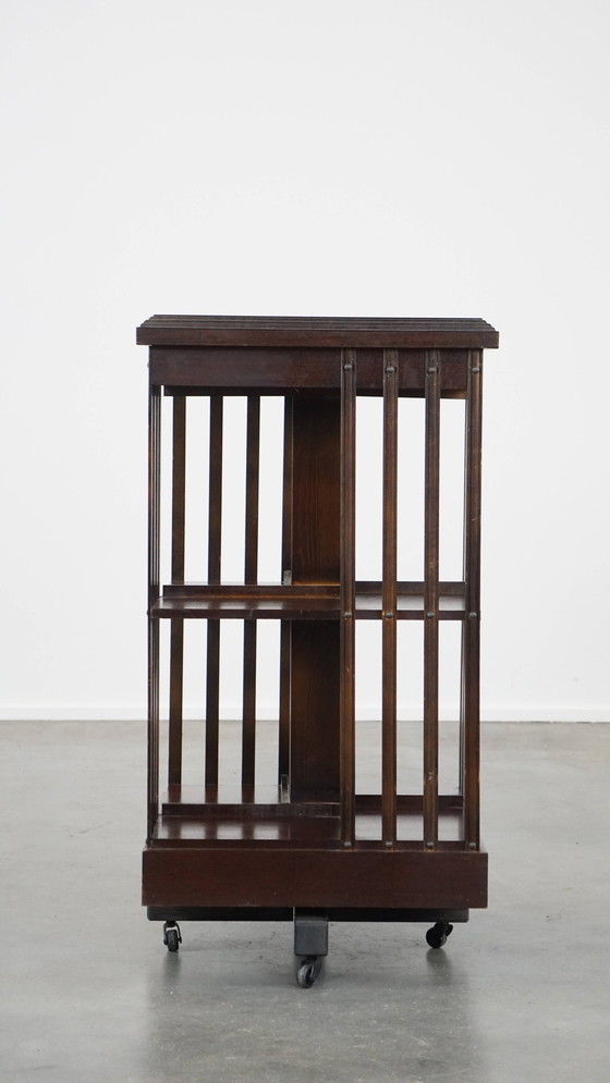 Image 1 of Moulin à livres en bois avec lame en cuir vert et sur roulettes