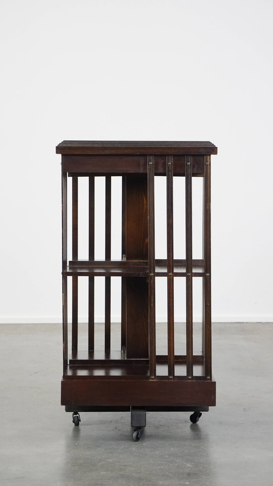 Image 1 of Moulin à livres en bois avec lame en cuir vert et sur roulettes