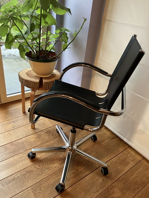 Chaise de bureau design dans le style Bauhaus