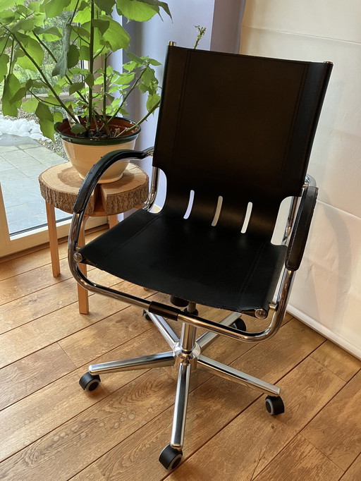 Chaise de bureau design dans le style Bauhaus